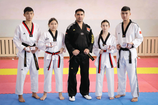 “Кыргыз Республикасынын спорт чеберине талапкер” сертификаттарын тапшыруу