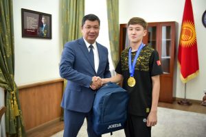 Мэр Бишкека встретился с призёрами Всемирного чемпионата по таэквондо